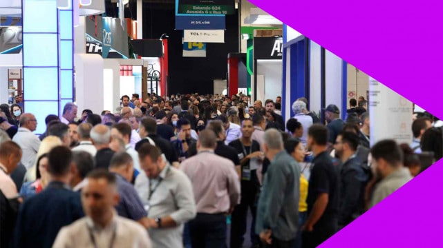 Fotografia feita na Eletrolar Show 2022, que exibe dezenas de pessoas percorrendo os corredores da feira, nos quais estão os estandes dos expositores.