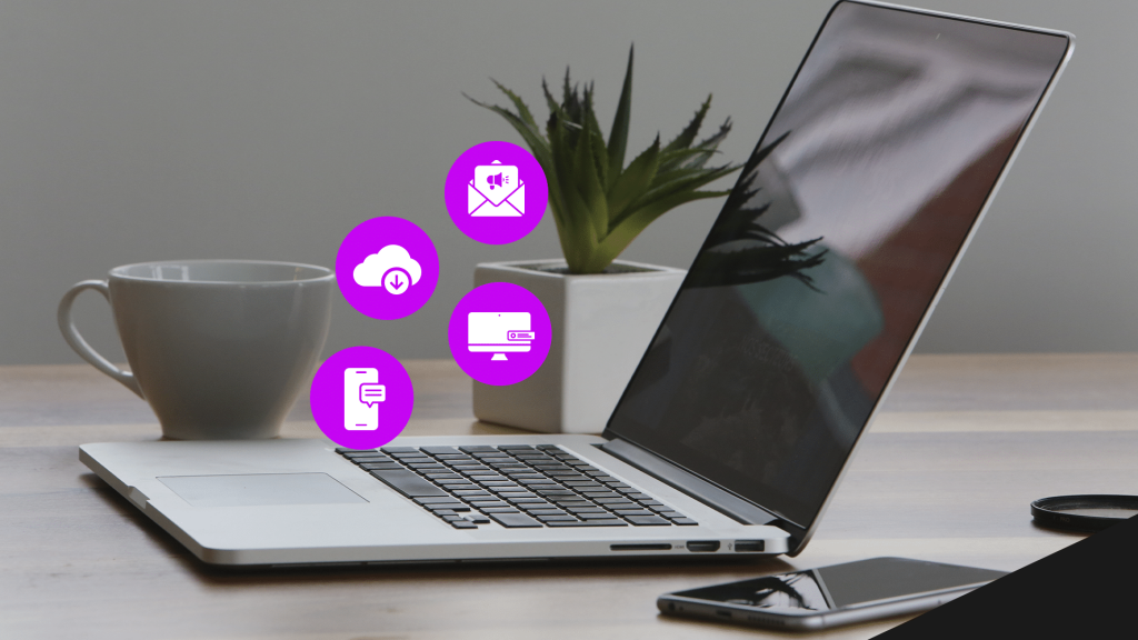 Foto de um notebook, além de elementos que simbolizam características de e-mail marketing e comunicação online