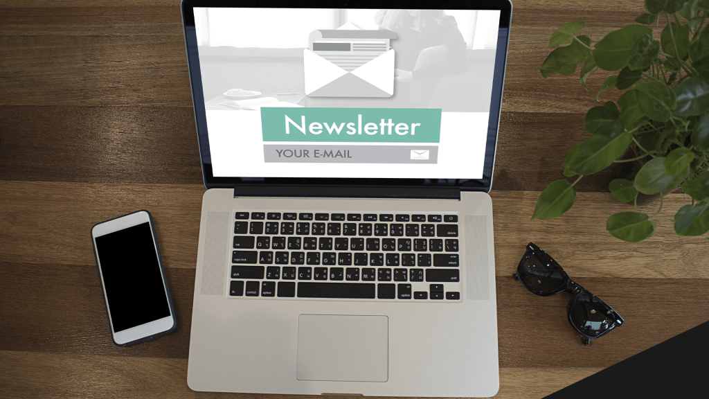 Notebook com uma tela de “cadastre-se” numa inscrição de newsletter.